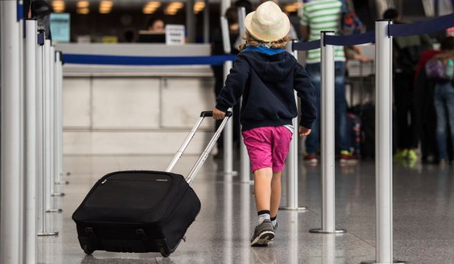 Flug in den Urlaub  Wann man eine Reisevollmacht für das Kind braucht