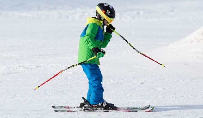 Früh übt sich: Dieser kleine Skifahrer sieht schon aus wie ein echter Profi. 