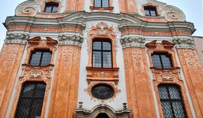 Von außen hübsch, von innen spektakulär: In der Kirche Maria de Victoria erwartet Besucher ein 490 Quadratmeter großes Deckenfresko. 