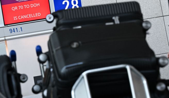 Luftraumsperrungen sorgen für Verspätungen und Flugausfälle: Viele Reisende sitzen fest oder müssen ihre Pläne ändern. Luftraumsperrungen sorgen für Verspätungen und Flugausfälle: Viele Reisende sitzen fest oder müssen ihre Pläne ändern.