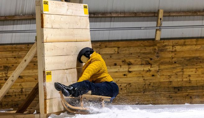 Gefährlicher Einschlag: Bei dem Crashtest des ADAC krachten zum Glück nur Dummys auf dem Schlitten in die Holzbarriere.