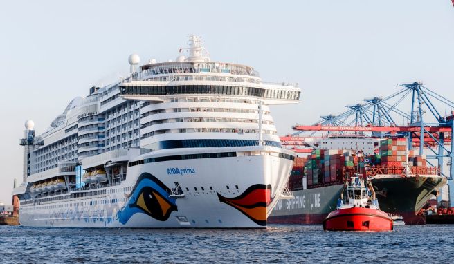 Das Kreuzfahrtschiff «Aida Prima» fährt in Hamburg in den Hafen. Aida Cruises hat geplante Reisen durch das Rote Meer abgesagt und alternative Routen aufgelegt.