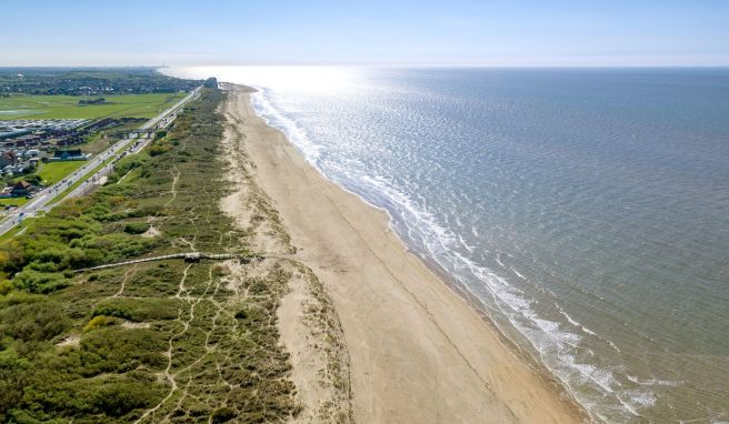 Schienen am Strand: Auf 67 Kilometern fährt die Kusttram fast die ganze belgische Küste entlang. Schienen am Strand: Auf 67 Kilometern fährt die Kusttram fast die ganze belgische Küste entlang.