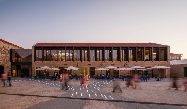 Im Kulturviertel World of Wine hat ein neues Museum aufgemacht, das sich nur dem Roséwein widmet. 