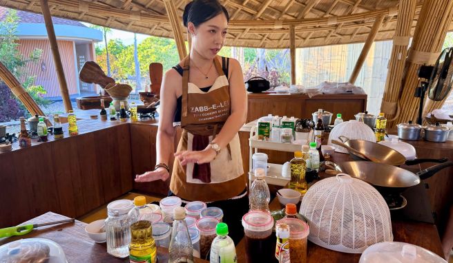 Kursleiterin Alice erläutert die verschiedenen Zutaten für die typischen thailändischen Gerichte. Kursleiterin Alice erläutert die verschiedenen Zutaten für die typischen thailändischen Gerichte.