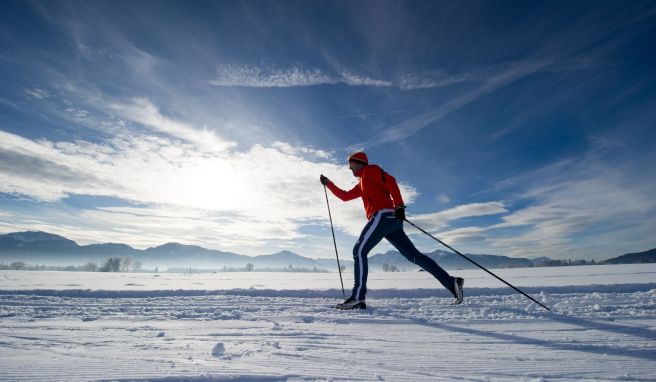 Langlaufski sind schmaler und leichter als Alpin-Ski. Welche Länge die richtige ist, hängt neben dem Fahrstil und der Körpergröße auch vom Gewicht ab.