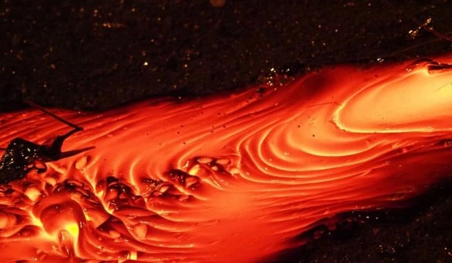 Lava in Island und ein Schiff mit Achterbahn