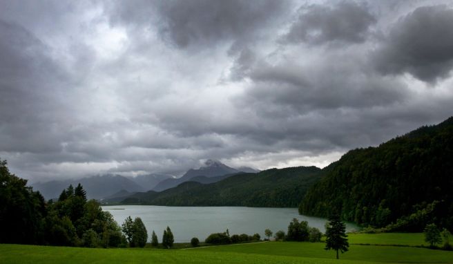 Wer wandert und in eine Schlechtwetterfront gerät, sollte sich keinesfalls in der Nähe von Waldrändern, Nischen bei frei stehenden Felsbrocken oder unter frei stehenden Bäumen aufhalten. 