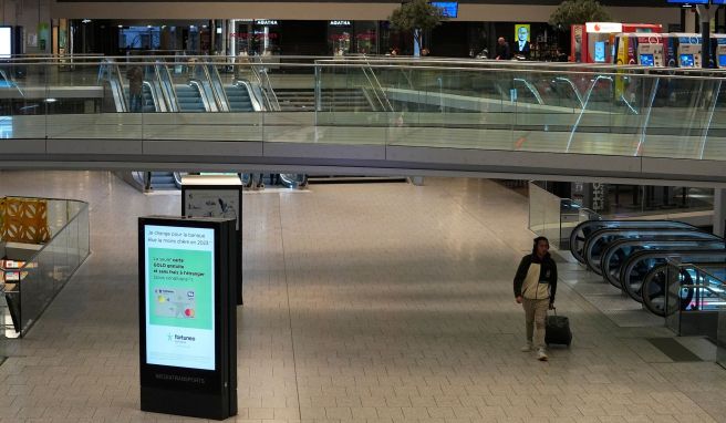 Ein einsamer Reisender geht durch den Bahnhof Montparnasse. Die französische Bahngesellschaft rät ihren Fahrgästen, wegen des Streiks zu Hause zu bleiben.