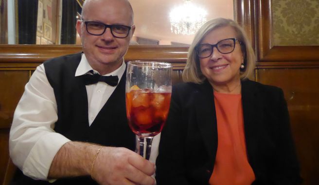 Kellner Graziano Ferrario mit Barchefin Roberta Stocchetto - und einem Negroni im überdimensionierten Glas. Die italienische Lebensart ohne ihn - undenkbar.