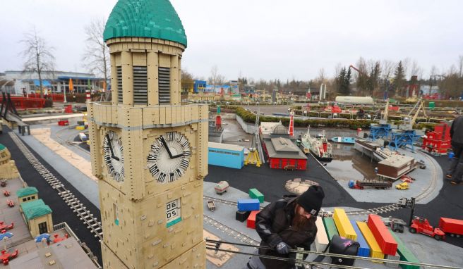 Mitarbeiter des Freizeitpark Legoland bereiten die diesjährige Saisoneröffnung vor. Gleichzeitig wird an einem Themengelände mit neuer Achterbahn gebaut. Die Eröffnung auf einem 1,2 Hektar großen Areal ist 2023 geplant. 