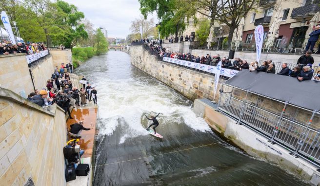 Nach langer Planung  Surfen in Hannover: Die Leinewelle wurde eröffnet