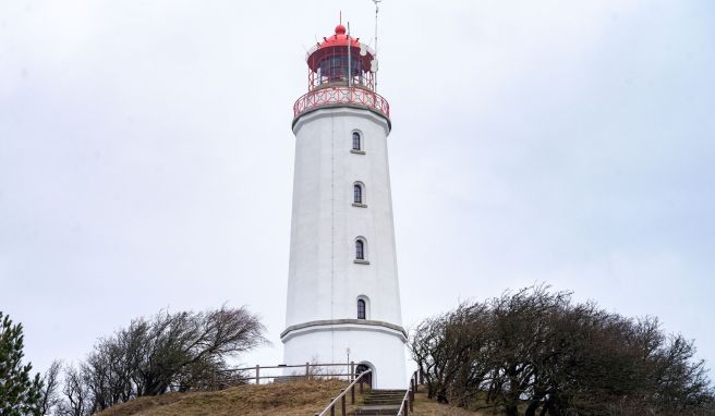 Der Leuchtturm Dornbusch ist Hiddensees Wahrzeichen und ein beliebtes Ausflugsziel.