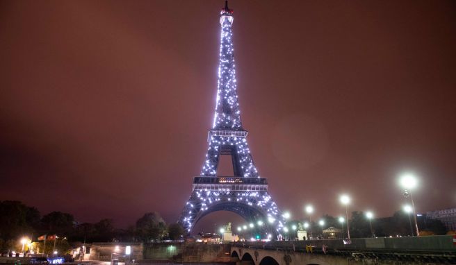 Lichter an Eiffelturm und Champs-Élysées jetzt früher aus