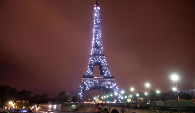 Stromkrise Lichter an Eiffelturm und Champs-Élysées jetzt früher aus