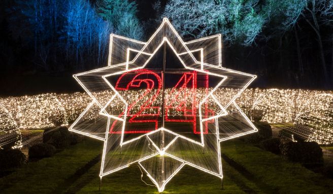 Mit Einbruch der Dunkelheit können Besucher wieder Hunderttausende von Lichtern im Christmas Garden bestaunen.