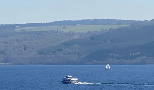 Blick auf den Loch Ness. Rund um den See dreht sich alles um das angebliche Seeungeheuer Nessie.