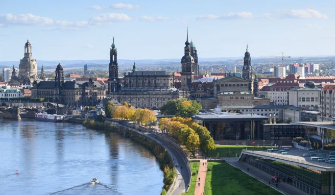 Blick auf die Altstadt an der Elbe mit der Frauenkirche (l-r), dem Ständehaus, der Hofkirche, dem Hausmannsturm, dem Rathaus, dem Residenzschloss, der Semperoper, dem Sächsischen Landtag und dem Internationalen Congress Center (ICC).