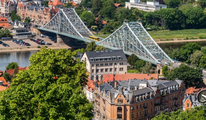 Koloss aus Stahl: Die Loschwitzer Brücke über die Elbe in Dresden ist auch als «Blaues Wunder» bekannt. 