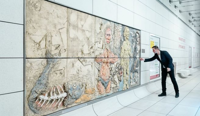 Die Karlsruher U-Bahn-Stationen zieren nun Kunst von Markus Lüpertz. Der Zyklus «Genesis» besteht aus 14 monumentalen Keramik-Reliefs von jeweils 4 x 2 Metern.