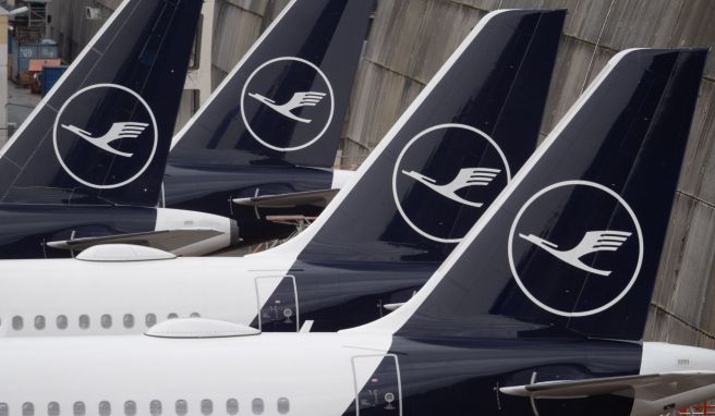 Bei der Lufthansa drohen viele Maschinen am Freitag am Boden zu bleiben - das Kabinenpersonal bestreikt alle Abflüge aus Deutschland. Bei der Lufthansa drohen viele Maschinen am Freitag am Boden zu bleiben - das Kabinenpersonal bestreikt alle Abflüge aus Deutschland.