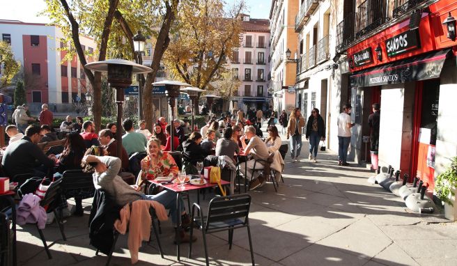 Obwohl auch in Madrid die Corona-Zahlen wieder steigen, macht Spaniens Hauptstadt ihrem Ruf als einschränkungsresistente Party-Hochburg wieder mal alle Ehre. 