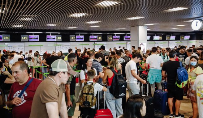 Auch an den Flughäfen des beliebten Urlaubslandes Spanien ächzt man im Sommer unter den Touristenmassen. 