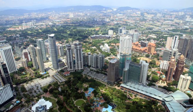 Skyline von Kuala Lumpur: Reisende nach Malaysia müssen sich ab sofort über die sogenannte Malaysia Digital Arrival Card innerhalb von 72 Stunden vor der Einreise elektronisch registrieren.