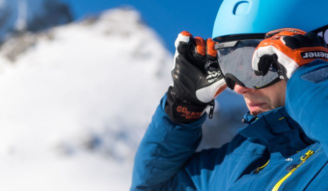 Freie Sicht: Eine gute Skibrille muss auch mit Helm gut sitzen.