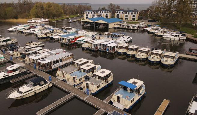 In der Müritz Marina von Kuhnle Tours liegen Hausboote und Gastlieger für die neue Saison bereit, im Hintergrund das Hafendorf Müritz. Die Saison der Wassertouristen startet in diesen Tagen.