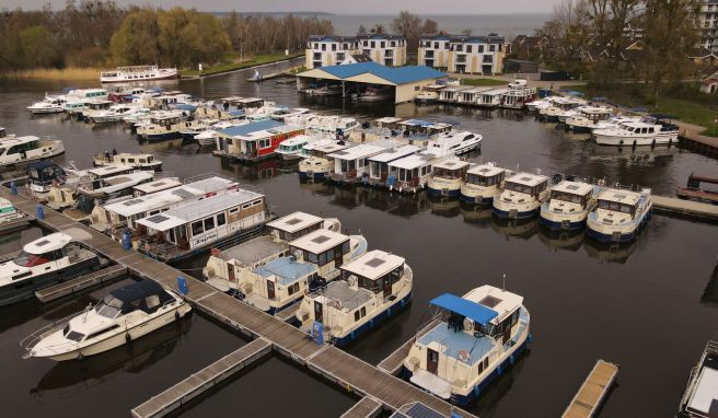 Wassertourismus  Wärmere Temperaturen laden zum Hausboot-Urlaub ein