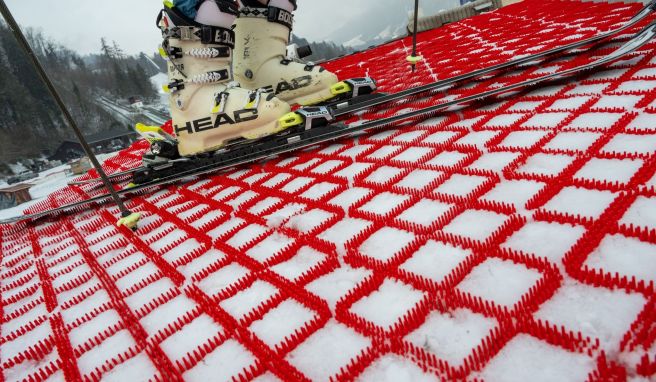 In Oberaudorf gibt es nun eine Skipiste, die mit speziellen Kunststoff-Matten präpariert wurde. Die Matten können das ganze Jahr über zum Skifahren verwendet werden.