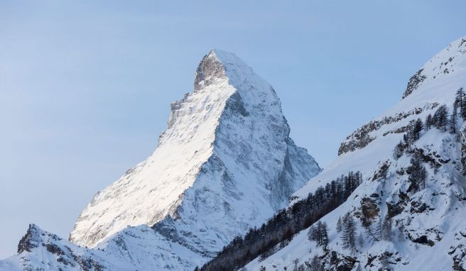 Mit dem bloßen Auge zu sehen ist es nicht. Doch der Gipfel des Matterhorns bewegt sich in gut zwei Sekunden um wenige Nano- bis Mikrometer. 