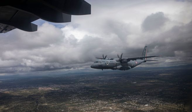 Zeitungsbericht  Mexikos Militär plant Fluglinie für Touristen