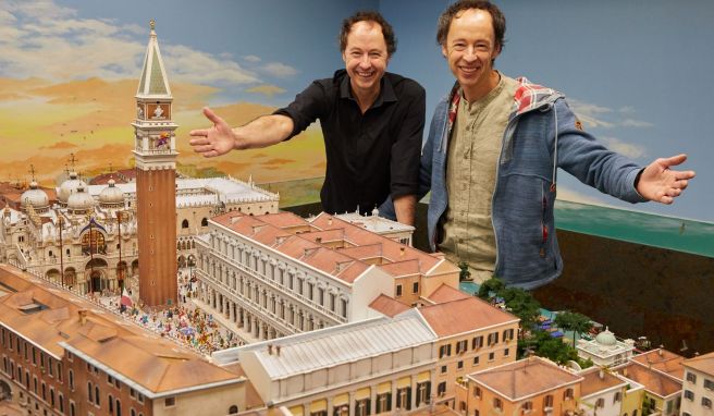 Die Miniatur-Wunderland-Betreiber Frederik (l) und Gerrit Braun wollen prüfen, ab November 2021 ein Wechsel-Modell zwischen 2G und 3G einzuführen. 