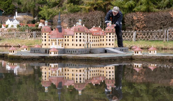Horst Drichelt, Vorsitzender des Vereins Klein-Erzgebirge, arbeitet im Miniaturpark Klein-Erzgebirge an einem Modell des Schloss Moritzburg. 
