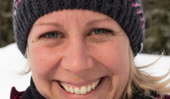 Bergführerin Miriam Kitzbichler freut sich beim Schneeschuhwandern immer, wenn sie Tierspuren findet. 
