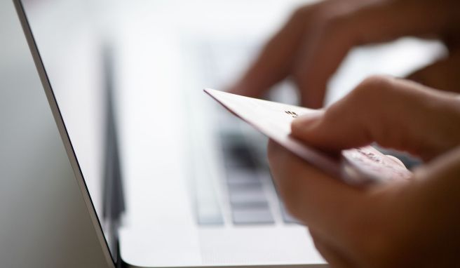 Am Rechner schnell erledigt: Das Limit von Kreditkarten können Verbraucherinnen und Verbraucher meist unkompliziert per Online-Banking anpassen. Gebühren verlangen die meisten Institute dafür nicht.