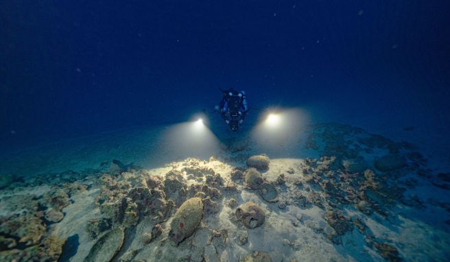 Mittelmeer Tauchen durch historische Unterwasserwelten vor Malta