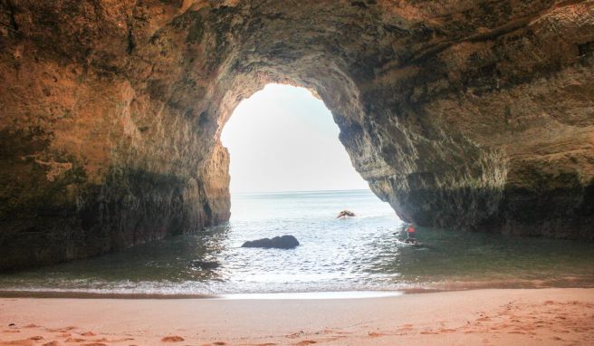 Fast winzig fühlt man sich in der kathedralenhaften Benagil-Höhle. 