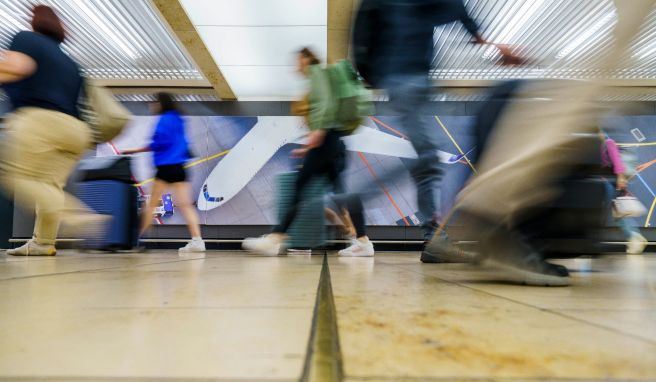 Reisen Mit der Bahn zum Flughafen: Wer kommt bei Verspätungen auf?