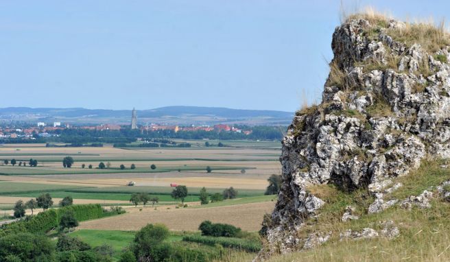 Das Ries ist ein riesiger Krater von 25 Kilometern Durchmesser. Mittendrin liegt die Stadt Nördlingen. 