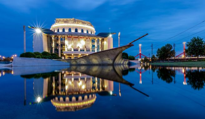 Das nationale Tanztheater (Nemzeti Táncszínház) erstrahlt im Abendlicht. 