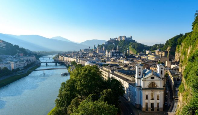 Vom Mönchsberg aus können Touristen gut auf die Salzburger Altstadt blicken. 