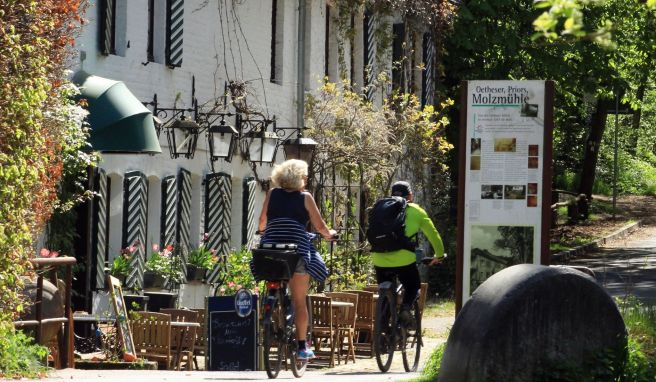 Die Molzmühle kommt nach ungefähr einem Viertel der Strecke und bietet sich für eine Rast an.