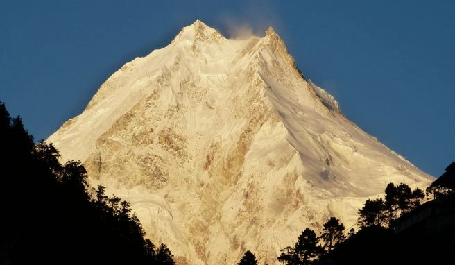 Der Mount Manaslu im Himalaya, einer der höchsten Berge der Welt, aufgenommen in der Morgensonne.
