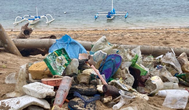 Im Oktober und November werden durch den Monsunregen und heftige Westwinde tonnenweise Abfälle aus dem Meer und von Schiffen an Balis Küsten gespült.