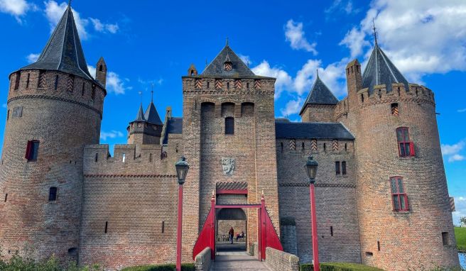 Das Muiderslot bei Amsterdam gilt als eine der besterhaltenen mittelalterlichen Burgen in den Niederlanden.