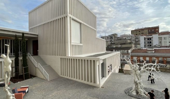 Das «Museo de Arte Contemporáneo Helga de Alvear» von Emilio Tuñón wurde bereits mit zahlreichen internationalen Architekturpreisen ausgezeichnet. Das «Museo de Arte Contemporáneo Helga de Alvear» von Emilio Tuñón wurde bereits mit zahlreichen internationalen Architekturpreisen ausgezeichnet.