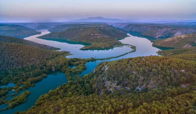 Kroatiens Krka Nationalpark ist eines der schönsten Naturwunder des Landes. Nicht umsonst kommen in den Sommermonaten zahlreiche Tagesausflügler. 